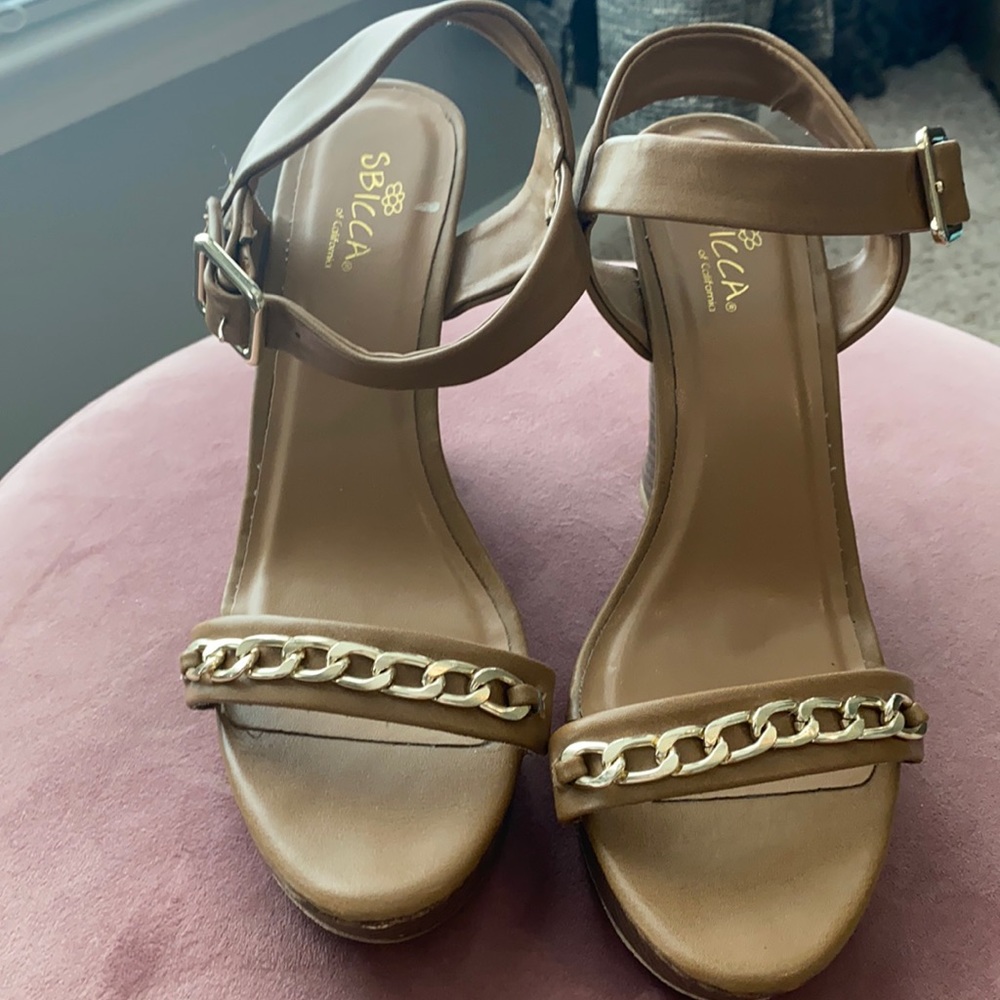 Tan wedges with gold chain embellishments!